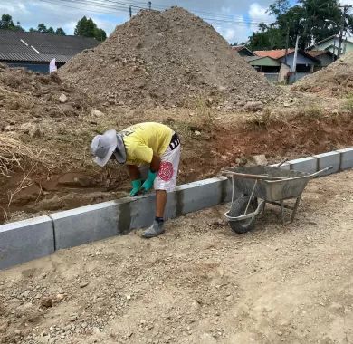 Obras de pavimentação em paver, drenagem pluvial e sinalização viária da Rua João Inácio de Borba, localizada no bairro Centro, Balneário Piçarras/SC