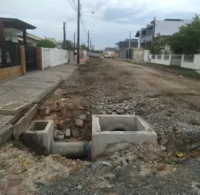 OBRA DE PAVIMENTAÇÃO ASFÁLTICA E EM PAVER RUAS JOSÉ DA COSTA FLORES E VEREADOR ALMIRO BERNARDO DA SILVA – CENTRO, BALNEÁRIO PIÇARRAS/SC