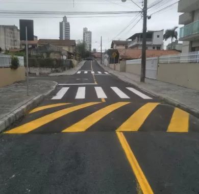 OBRA DE PAVIMENTAÇÃO ASFÁLTICA E EM PAVER RUAS JOSÉ DA COSTA FLORES E VEREADOR ALMIRO BERNARDO DA SILVA – CENTRO, BALNEÁRIO PIÇARRAS/SC