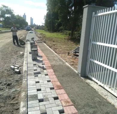 OBRA DE PAVIMENTAÇÃO ASFÁLTICA E EM PAVER RUAS JOSÉ DA COSTA FLORES E VEREADOR ALMIRO BERNARDO DA SILVA – CENTRO, BALNEÁRIO PIÇARRAS/SC