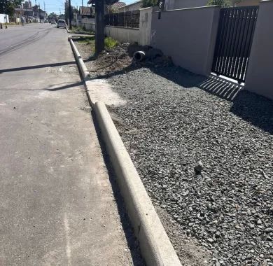 Pavimentação asfáltica e sinalização viária das ruas Das Acácias, Das Rosas e Das Begônias, no Bairro Nossa Senhora da Paz,  Balneário Piçarras - SC