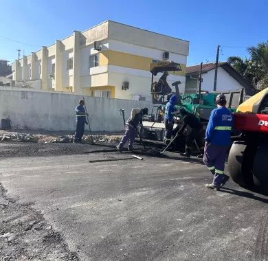 Pavimentação asfáltica e sinalização viária das ruas Das Acácias, Das Rosas e Das Begônias, no Bairro Nossa Senhora da Paz,  Balneário Piçarras - SC