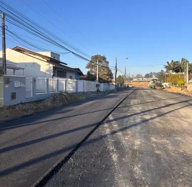 Pavimentação asfáltica e sinalização viária das ruas Das Acácias, Das Rosas e Das Begônias, no Bairro Nossa Senhora da Paz,  Balneário Piçarras - SC