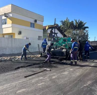 Pavimentação asfáltica e sinalização viária das ruas Das Acácias, Das Rosas e Das Begônias, no Bairro Nossa Senhora da Paz,  Balneário Piçarras - SC