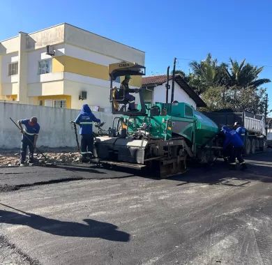 Pavimentação asfáltica e sinalização viária das ruas Das Acácias, Das Rosas e Das Begônias, no Bairro Nossa Senhora da Paz,  Balneário Piçarras - SC