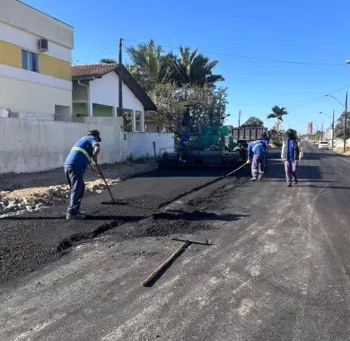 Pavimentação asfáltica e sinalização viária das ruas Das Acácias, Das Rosas e Das Begônias, no Bairro Nossa Senhora da Paz,  Balneário Piçarras - SC