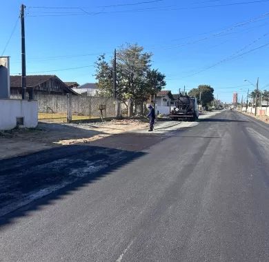 Pavimentação asfáltica e sinalização viária das ruas Das Acácias, Das Rosas e Das Begônias, no Bairro Nossa Senhora da Paz,  Balneário Piçarras - SC