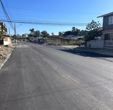 Pavimentação asfáltica e sinalização viária das ruas Das Acácias, Das Rosas e Das Begônias, no Bairro Nossa Senhora da Paz,  Balneário Piçarras - SC