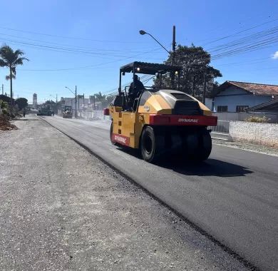 Pavimentação asfáltica e sinalização viária das ruas Das Acácias, Das Rosas e Das Begônias, no Bairro Nossa Senhora da Paz,  Balneário Piçarras - SC