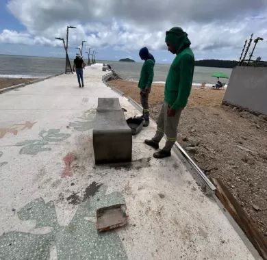 Urbanização e iluminação pública dos molhes norte, central e de 70 metros de Balneário Piçarras - SC